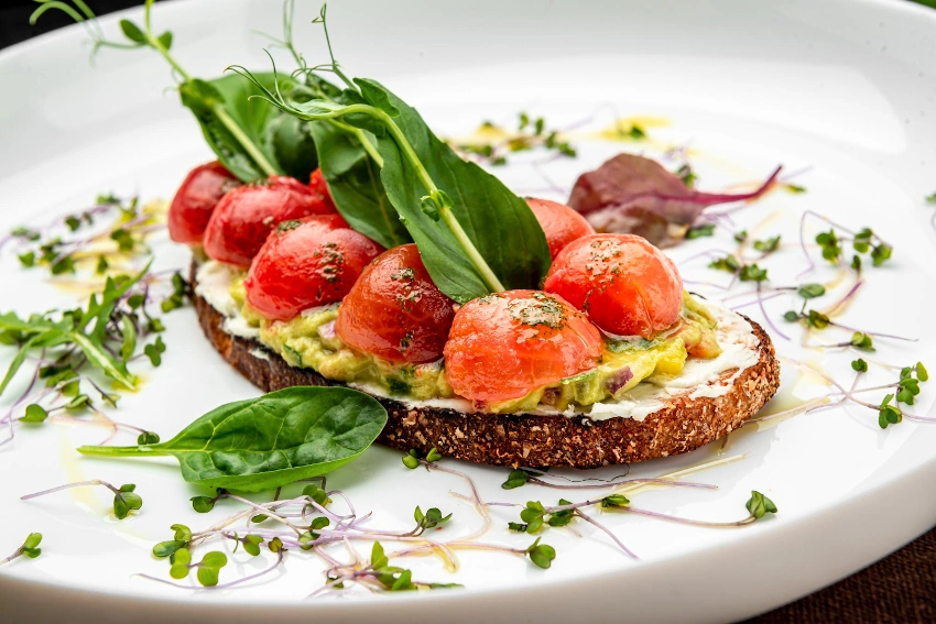 Sugerencia-de-presentacion-microgreens-delicious-bruschetta-with-cream-cheese-gluacomoli-sauce-cherry-tomatoes